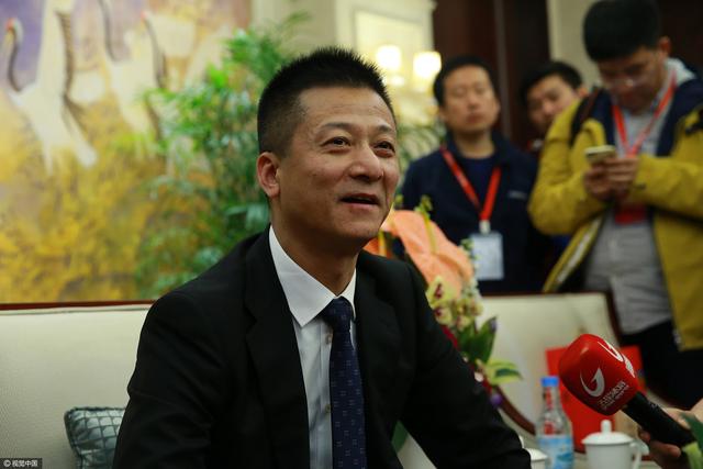 陈宝国眼泛泪花，非常悲痛：“他太拼命了，不应该的，好人应该长寿的。