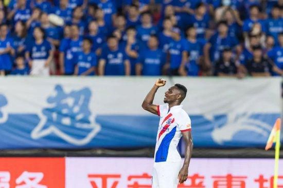 杰西卡·阿尔芭 赛琳娜低胸装亮相米兰 黄奕李英爱比秀东方优雅 2013-09-22 2014米兰春夏时装周正在火热进行，亚洲明星中，黄奕、李英爱亮相，展示了东方女性的典雅之美。