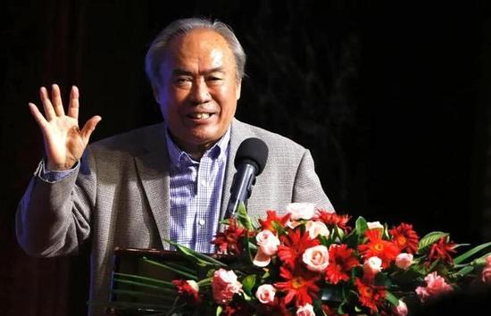 张若昀最新大片曝光 化身京城少爷尽显慵懒随性 2017-04-29 今日一组张若昀的时尚大片曝光。