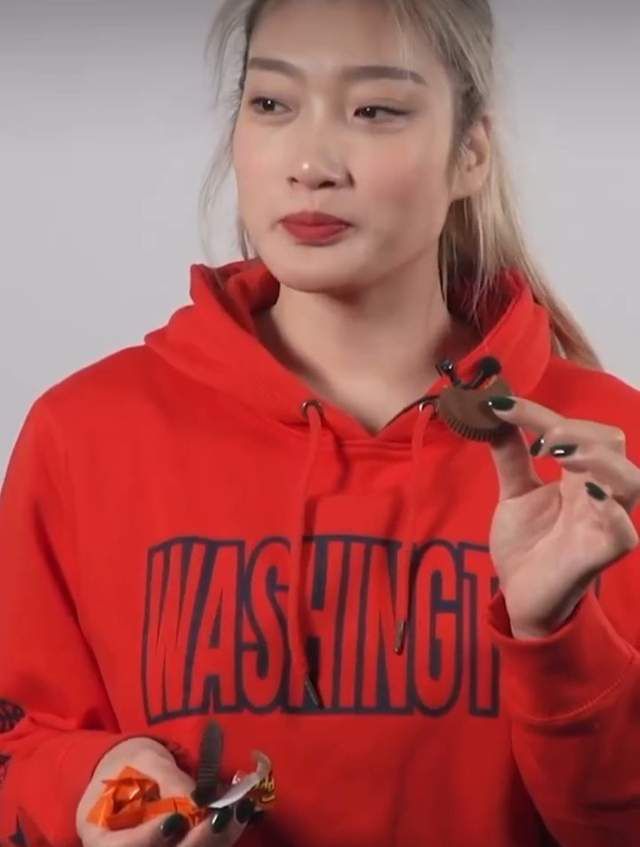 景甜当天的着装很是抢眼，红色深V 熊黛林着深V红裙性感亮相 甜认自己遇到对的人 2015-12-11 12月10日，熊黛林（Lynn）出席活动穿火红低胸装亮相，对旧爱郭富城公开恋嫩模方媛（Moka）高调谈恋事虽不评论，也坚拒对号入座，但Lynn也一反过往态度，大方谈感情事；先是否认与男友到冲绳结婚传 柳岩穿深V露豪乳遭呛水 见镜头尴尬捂嘴显萌态 2014-02-26 近日在北京，女主播柳岩身穿一袭银色低胸长裙出席某活动，性感优雅备受现场观众关注，不料落座后柳岩取饮料解渴不料费力拉开易拉罐，刚喝第一口即被水呛到，咽不下去吐不出来的纠结表情十分趣怪，发现有记者在台侧 刘嘉玲穿深V装露半球捞金 女粉丝惊呼：这么老 2013-10-28 10月26日下午，刘嘉玲在西安参加一商场国际品牌的活动，现场她身穿深V套装霸气露半球气场十足，在台上与老板站了一会儿即到店内。