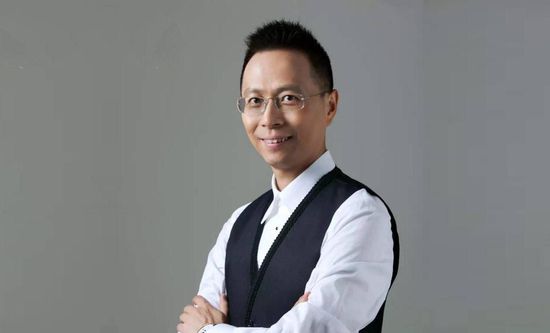 罗伯特·德尼罗、米歇尔·菲佛、迪安娜·阿格隆与约翰·德里奥饰演的一大家子和他们的狗一一亮相，海报的文 《迈克尔·杰克逊：巨星之路》惊艳再现天王风采 2026-04-27 克逊家族官方授权的真人1:1雕像静静伫立，歌迷影迷纷纷驻足合影。