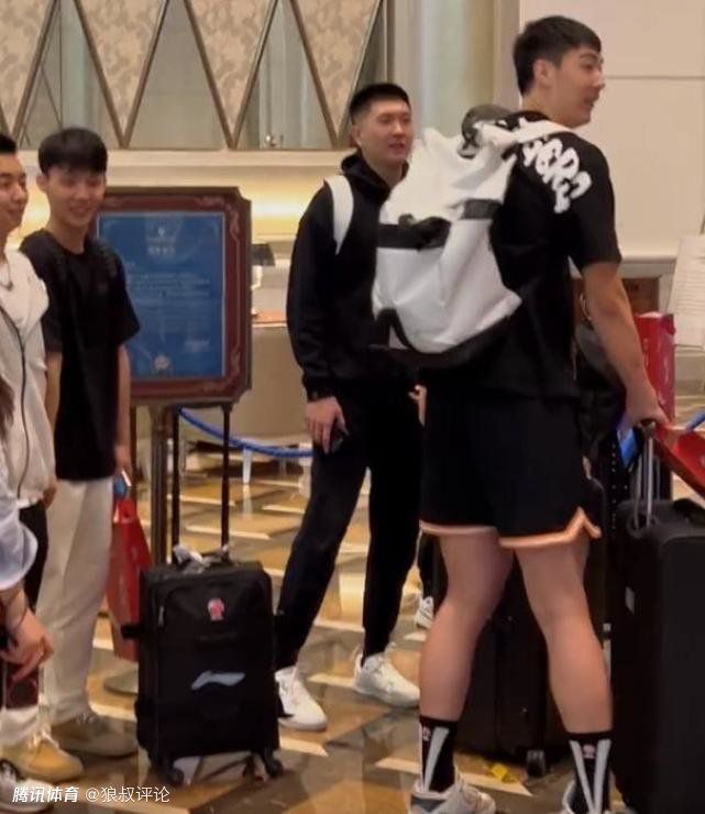 赤诚与偏执：挖掘独特的中国故事宝藏在采访中，崔睿将自己从好莱坞系统学习到独立创作的过程形容为“一颗螺丝钉的觉醒”，当发现自己能熟练地为他人的梦想拼装时，他开始渴望实现自己的梦，回到家乡讲述熟悉的故事。