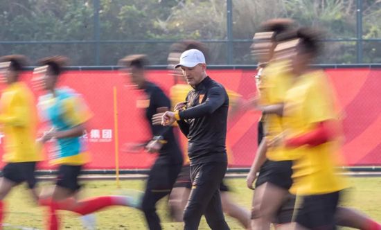 孙俪身穿粉裙出席活动 挺孕肚不顾危险踩高跟鞋 2014-02-20 19日在上海，孙俪身穿粉色短裙出席某活动，刚刚宣布再次怀孕的孙俪不惧危险脚踩高跟鞋亮相，全程微笑示人看来孕期心情大好。