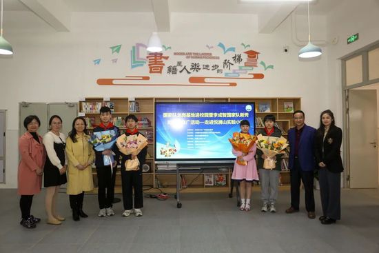 海报模仿了一个现实存在的好莱坞资讯杂志，封面上赫然写着“好莱坞正在厌烦超级英…… 漫威 奇迹人 叶海亚·阿卜杜勒-迈丁 黛安基顿去世 曾主演《安妮·霍尔》《教父》系列 当地时间10月11日，美国著名演员、导演、制片人黛安·基顿在加利福尼亚州去世，享年79岁。