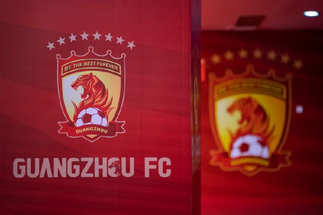 提到拍摄中非常激烈的一场戏是潜艇触底。