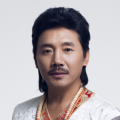 007丹尼尔·克雷格变身冷酷型男 2022-08-04 近日，在《007》系列电影中出演詹姆斯·邦德的英国男星丹尼尔·克雷格现身法国巴黎拍摄广告，一同出现的还有好莱坞著名导演塔伊加·维迪提。