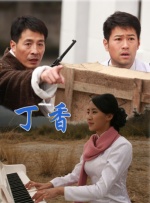 甄子丹饰演的乔峰身穿蓝袍，尽显江湖侠气。