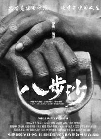 在阿汤哥拍完这组镜头后，他又上岸笑眯眯地为粉丝签名。