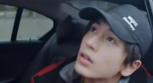 邓超还继续自己一贯“逗比”风格，附文写道：“新戏，新发型，16 “金龟子”16岁女儿早恋 与小男友激吻照曝光 2015-05-29 5月29日，知名博主“南唐遗少”晒出“金龟子”刘纯燕16岁女儿王逸宸的近照。
