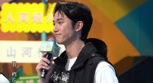 华表奖后更想陪着猫安静生活 时间：2025.04.28 ： 作者：小松 ： 4月27日，第二十届中国电影华表奖颁奖活动举办，张译获颁优秀男演员荣誉。