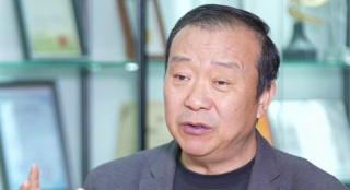 《哪吒之魔童降世》日票房4771万，连续27天获得单日票房冠军，累计票房42.65亿，正式超越《复仇者联盟4》晋升中国影史票房榜第三位。