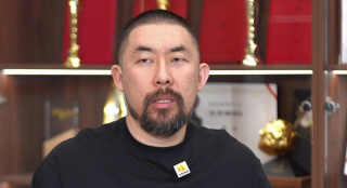 2025-08-10 电影《奇遇》以别开生面的“双穿”设定开场，43岁的黄遇奇与18岁的自己意外灵魂互换，被迫面对彼此截然不同的人生轨迹。