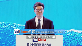期间，朱莉陪孩子坐了各种娱乐设施，大秀母爱。